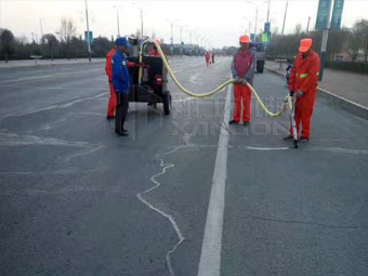 強(qiáng)化春季公路養(yǎng)護(hù)，保證道路通暢