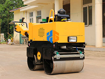 關(guān)于小型壓路機(jī)如何減少摩擦問(wèn)題呢？
